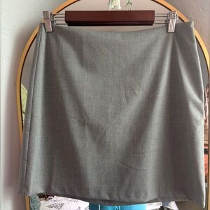 Gray lined short business skirt